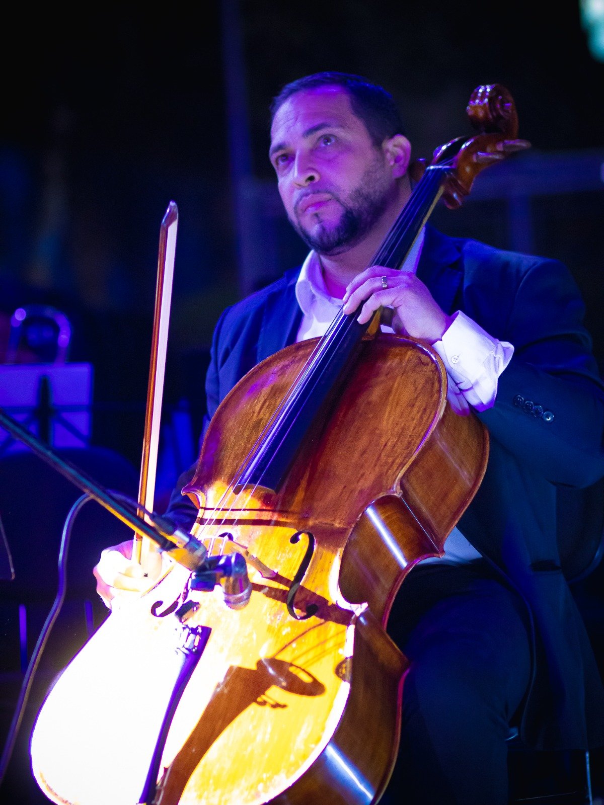 Heitor Virtuoso Soares em apresentação de violoncelo ao vivo