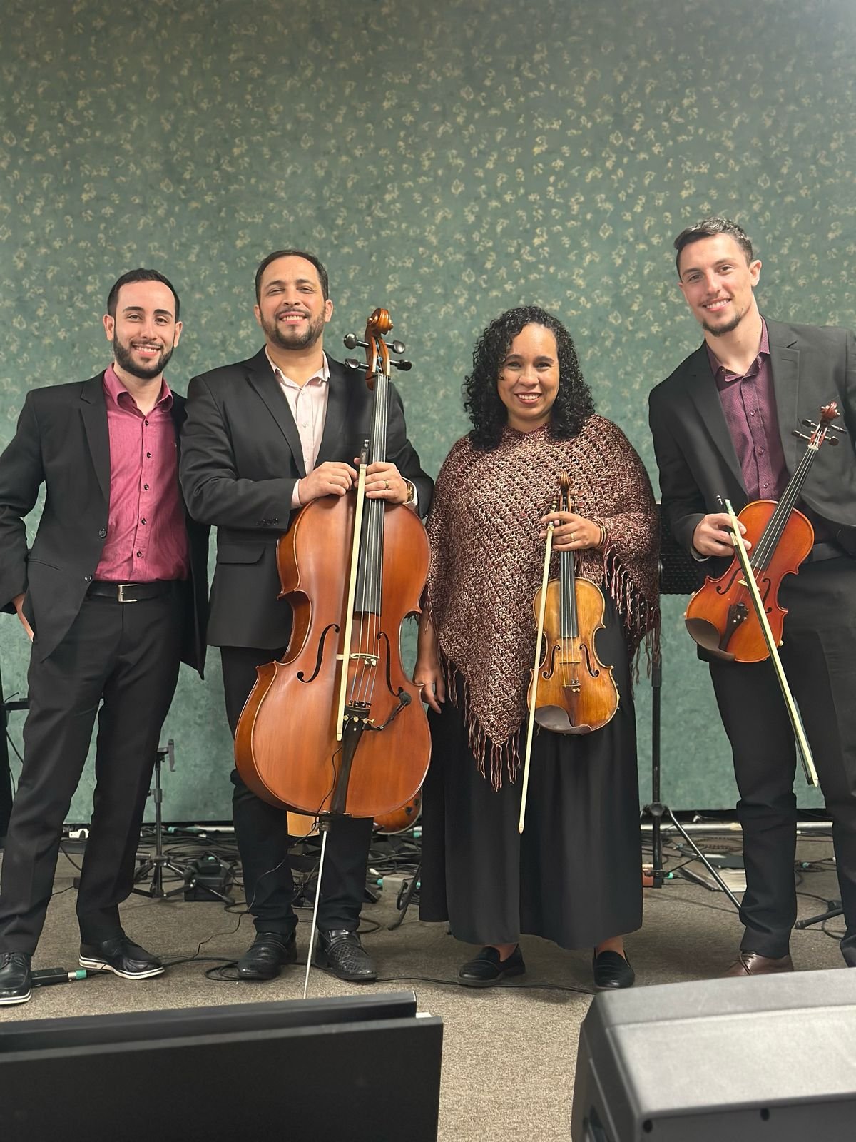 Heitor Virtuoso Soares tocando violoncelo em cerimônia de casamento
