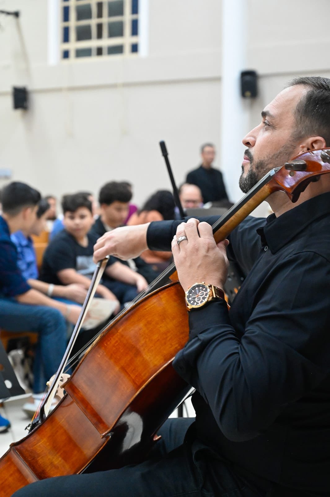 Heitor Virtuoso Soares em performance musical ao violoncelo