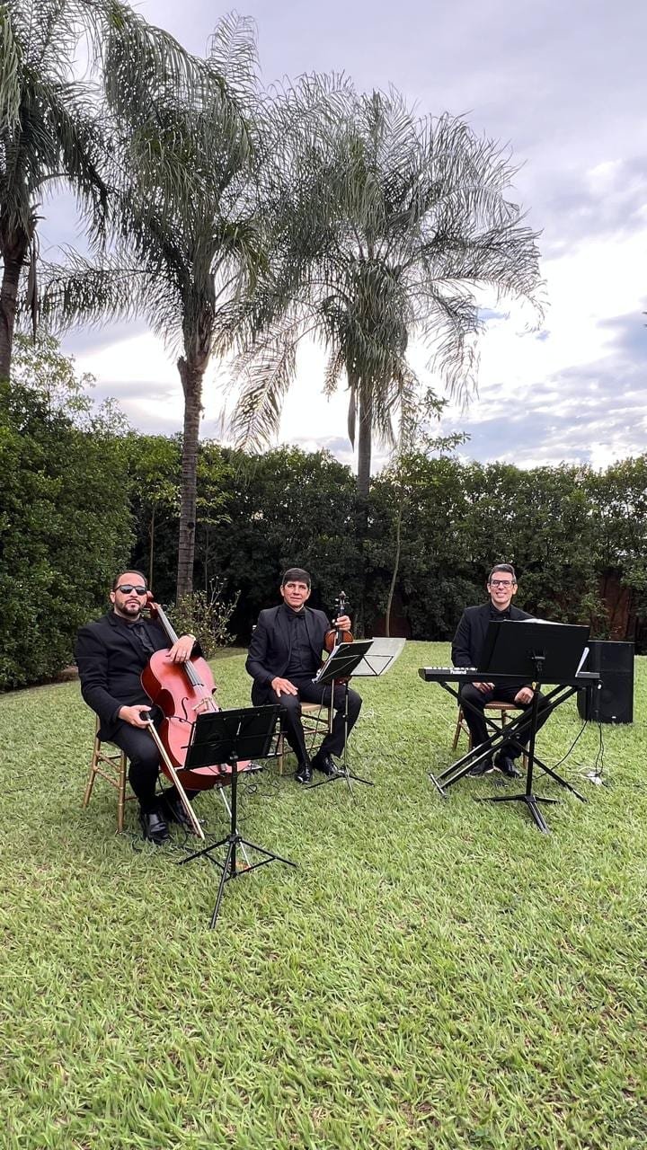 Heitor Virtuoso Soares durante cerimônia com violoncelo