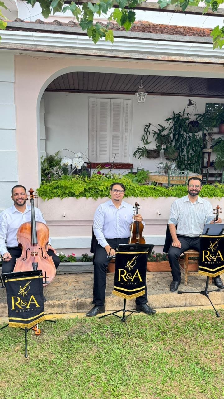 Heitor Virtuoso Soares tocando violoncelo em cerimônia ao ar livre