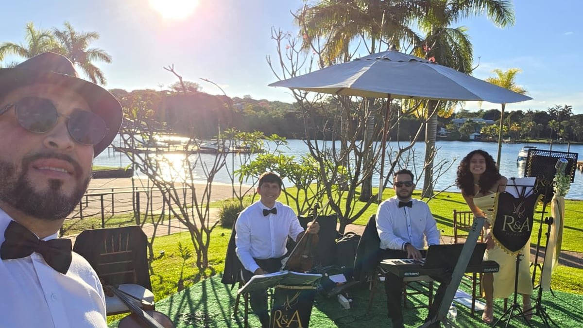 Heitor Virtuoso Soares tocando violoncelo em cerimônia de casamento